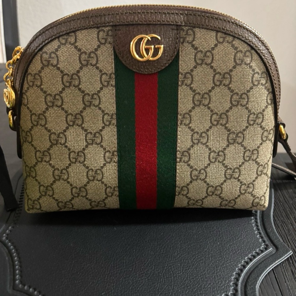 Small Gucci crossbody bag.